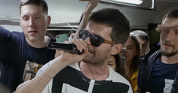 Noize MC устроил расколбас в трамвае под песню «Из окна» • ТНТ MUSIC ...