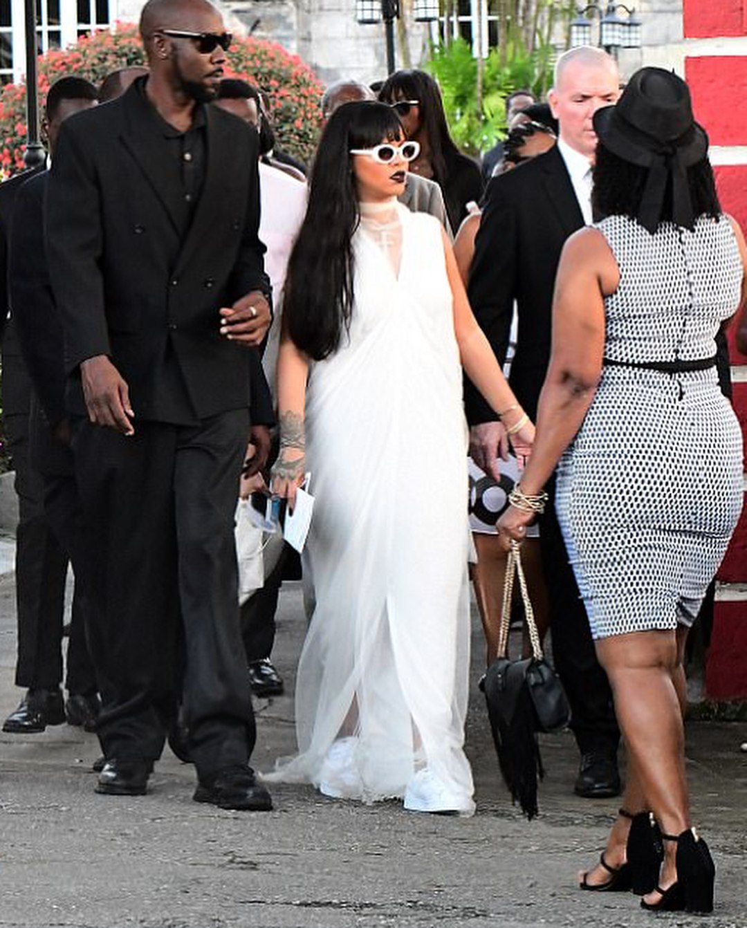 Траурный наряд для женщины. Обязательно на похороны одевать черную одежду. Траурная одежда для женщин. Черное платье на похороны. Натали портман джеки кеннеди.