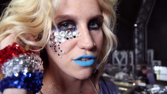 Kesha: верхом на радуге