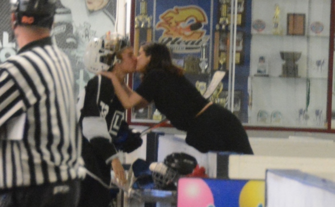 Селена Гомес и Джастин Бибер на хоккейном матче / Фото: tmz.com