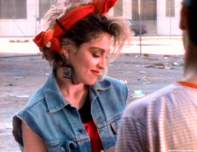 Кадр из клипа Мадонны «Borderline»