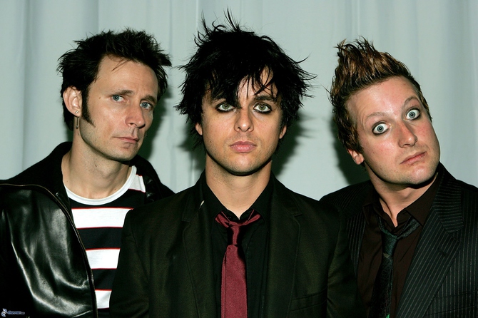 Фронтмен Green Day представил мужскую подводку для глаз