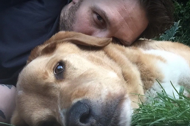 Том Харди со своим псом Вуди / Фото: ​usmagazine