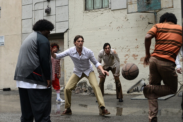 Один из эпизодов фильма рассказывает об игре наших баскетболистов с любителями на улице одного из городов США