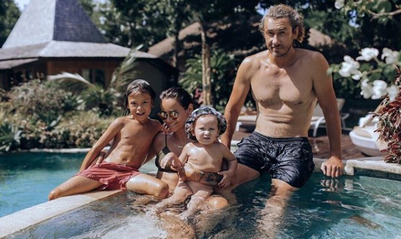 Айза Анохина с мужем Дмитрием и сыновьями Сами и ЭлвисомФото: Instagram