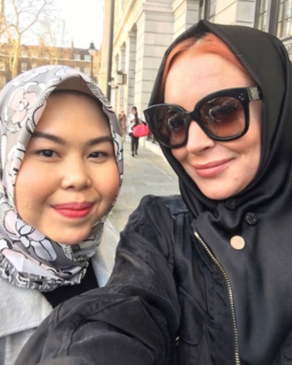 Линдси Лохан (на фото справа) пока не научилась правильно носить хиджаб​Фото: Instagram