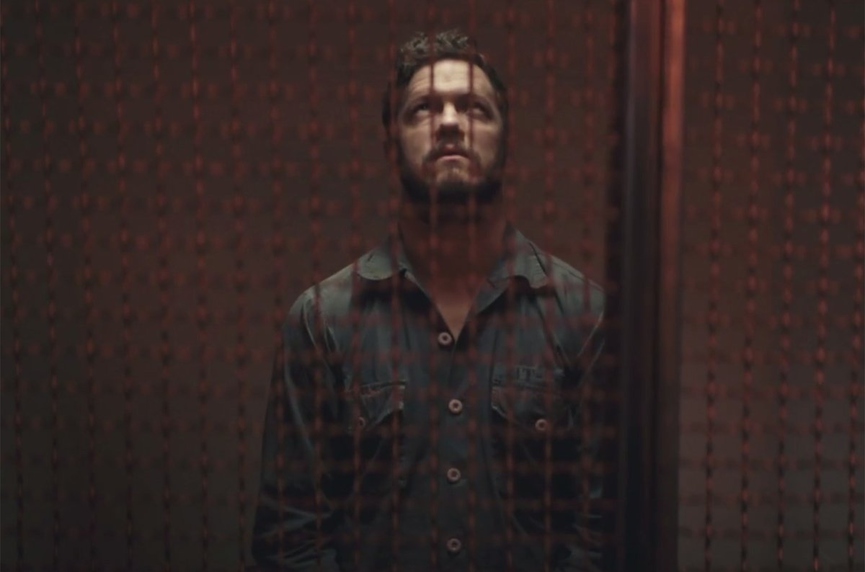 Фронтмен Imagine Dragons Дэн Рейнольдс сыграл в новом видео героя, чья жизнь рушитсяКадр из клипа «Next To Me»