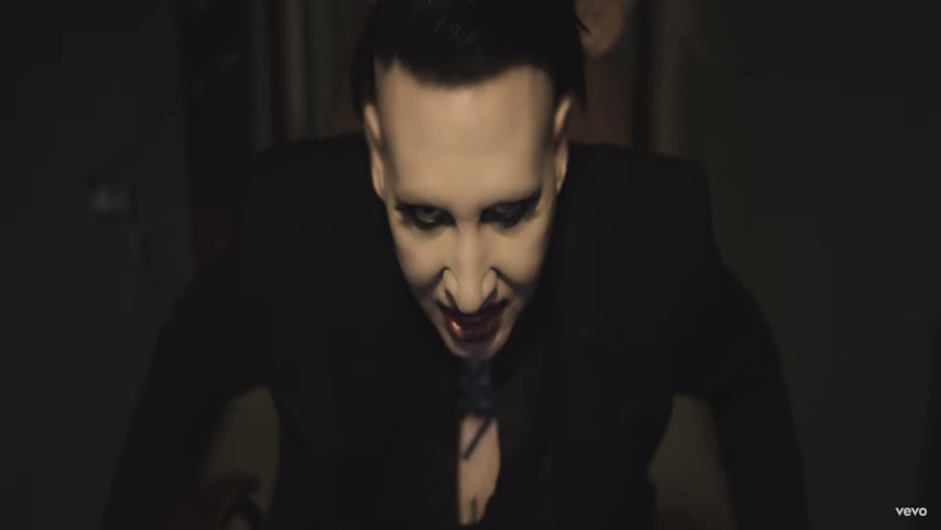 Харизматичный шок-рокер продолжает пугать​​Кадр из клипа «Tattoed In Reverse»