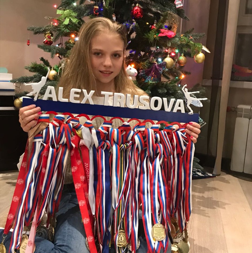 Александра Трусова с наградами, к которым недавно прибавилась золотая медаль Чемпионата мира среди юниоров