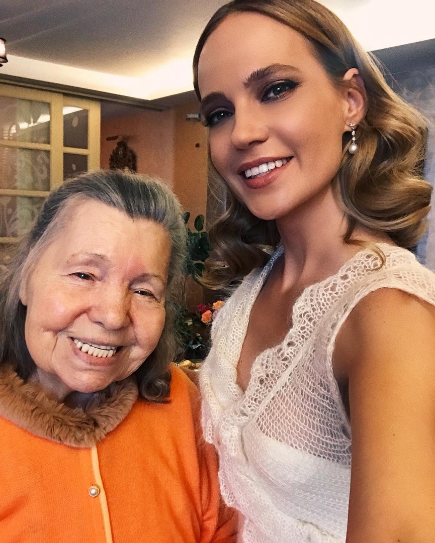 Наталья Ионова с любимой бабушкой, которая ее воспитала и любила вопреки сложному характеруФото: Instagram