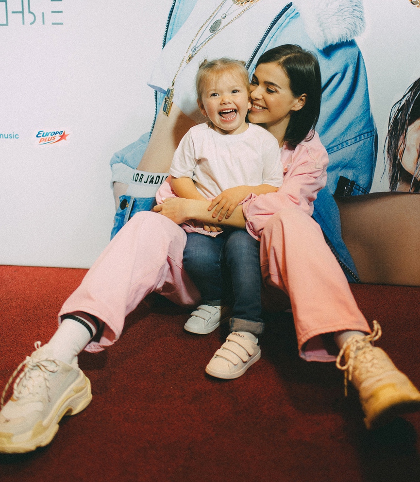 Елена Темникова отметила свой день рождения на сцене вместе с дочерьюФото: Instagram