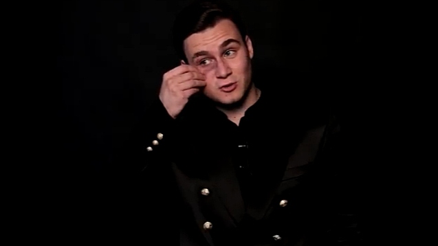 В середине ролика Николай снял темные очки и грим​Фото: кадр YouTube