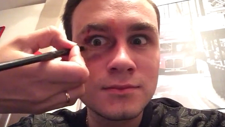 Николай показал, как наносил грим​Фото: кадр YouTube