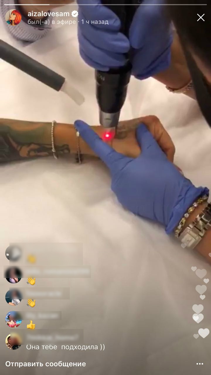 Айза Анохина сводит татуировки в прямом эфиреФото: Instagram