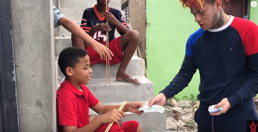 Текаши раздает деньги детямФото: Кадр из видео