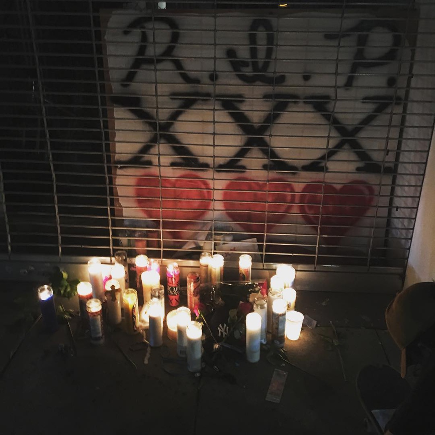 Фаны Х зажигали свечи в память  о нем​Фото: Instagram