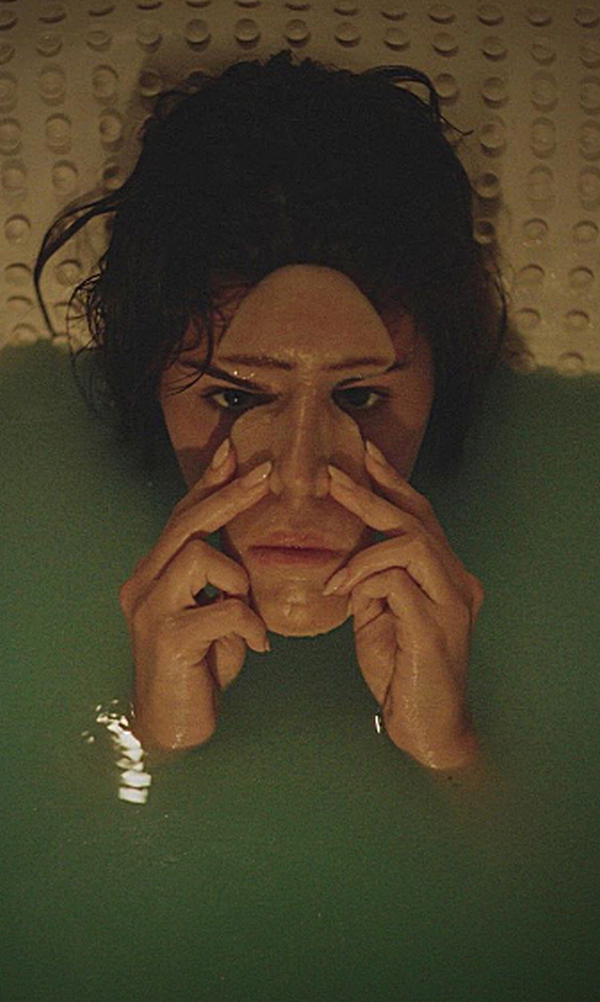 Странная маска, по-видимому, изменяет личность героини​Фото: Instagram