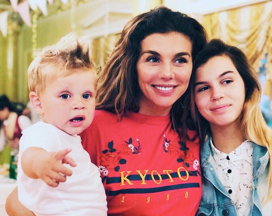 Анна Седокова со старшей дочерью Алиной и сыном Гектором очень ждали возвращения МоникиФото: Instagram