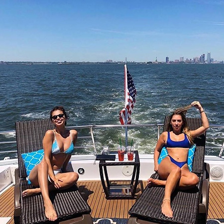 Сейчас Селена проводит время с подругами на яхте​Фото: Instagram