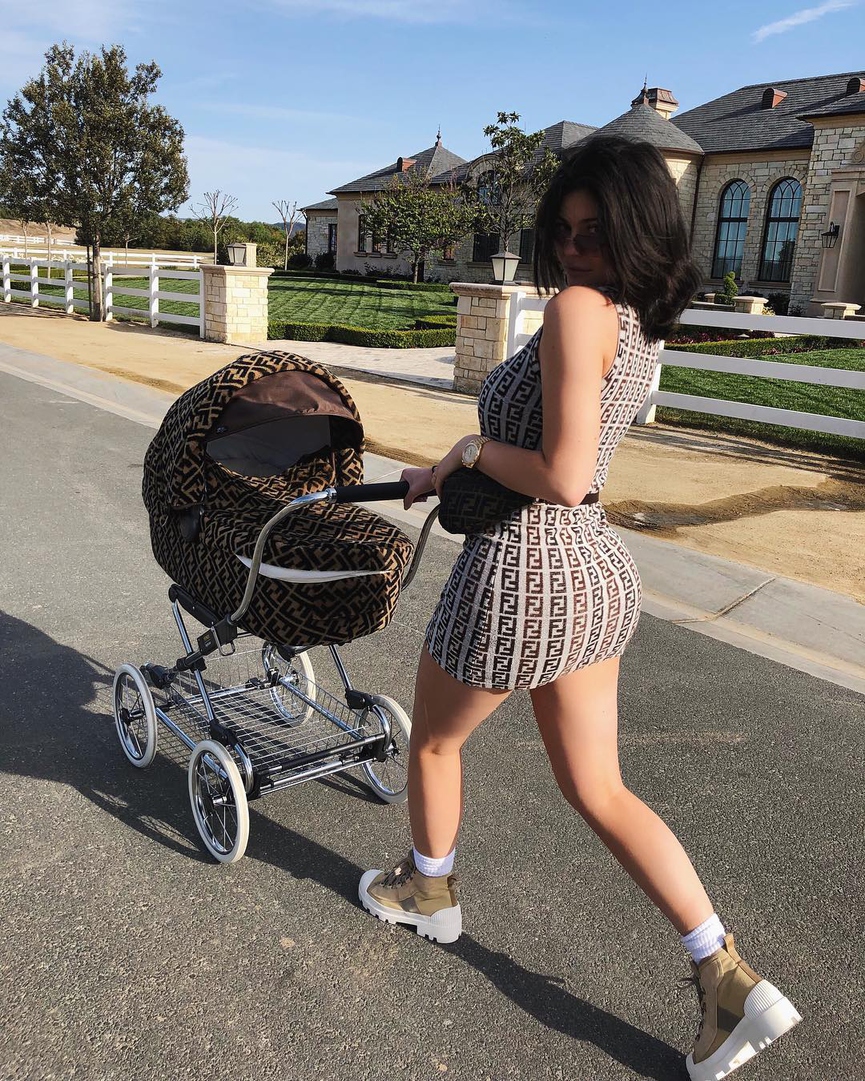 Кайли Дженнер гуляет с малышкойФото: Instagram