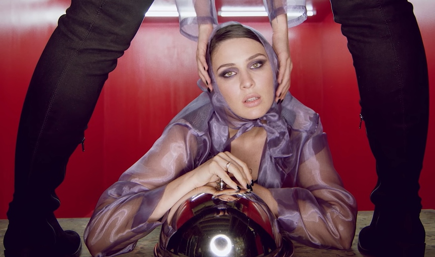 Кадр из клипа «Focus On Me»
