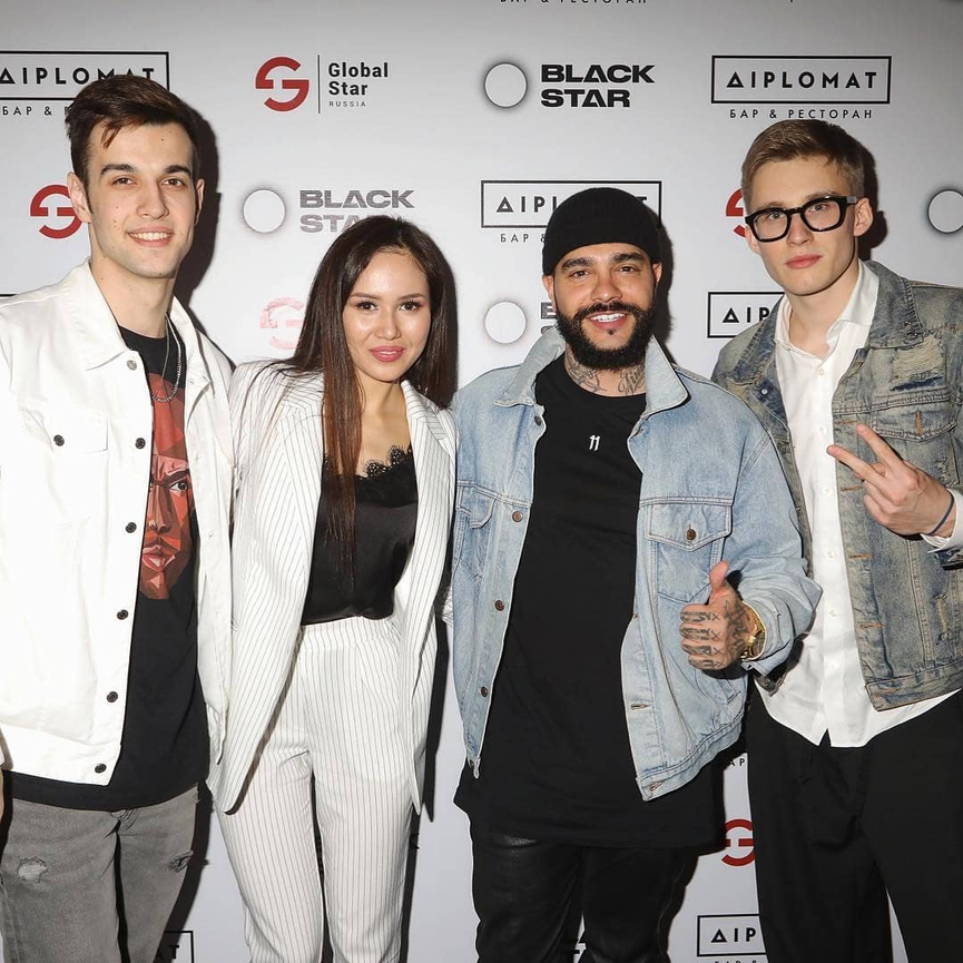 Финалисты шоу «ПЕСНИ» c главой продюсерского центра Black Star - ТиматиФото: Instagram