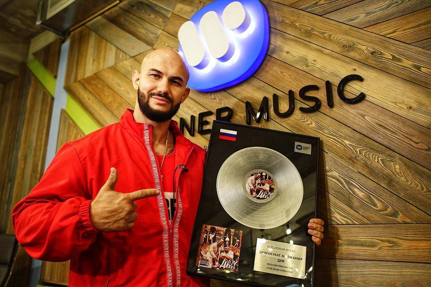 Джиган с наградой за продажи сингла «ДНК»Фото: Instagram