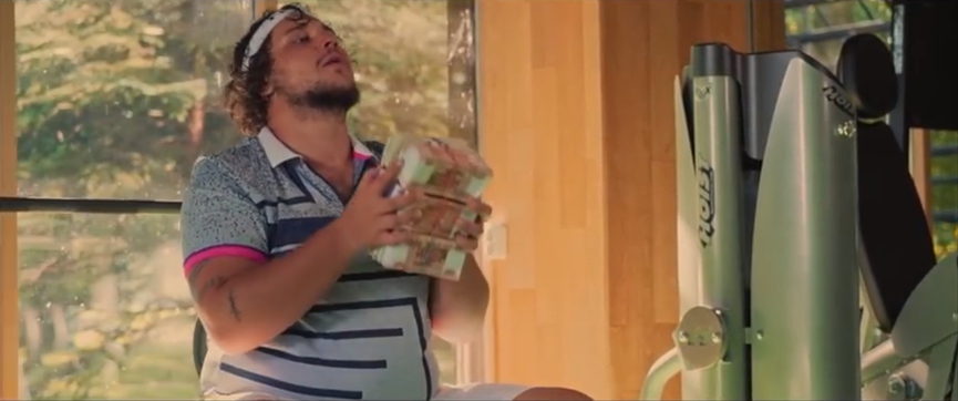 Thomas Mraz использует пачки денег в спортивных целях​Фото: кадр из клипа