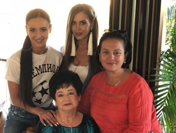 Ольга Бузова с сестрой, мамой и бабушкой​Фото: Instagram 