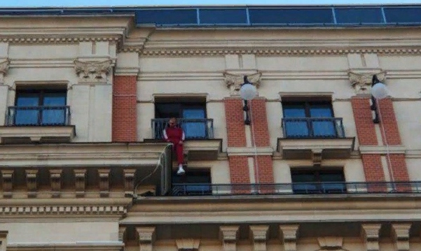 Рэпер Хаски в течение часа изображал из себя повесившегося Фото: «Вконтакте». Добавлено пользователем Иван Крутов