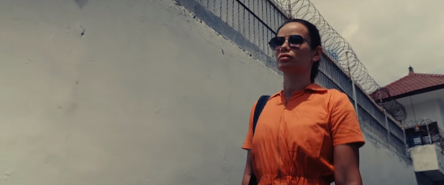 Айза в тюремной робе​Фото: кадр из клипа