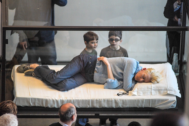 Тильда Суинтон спит в музее Нью-ЙоркаФото: соцсети