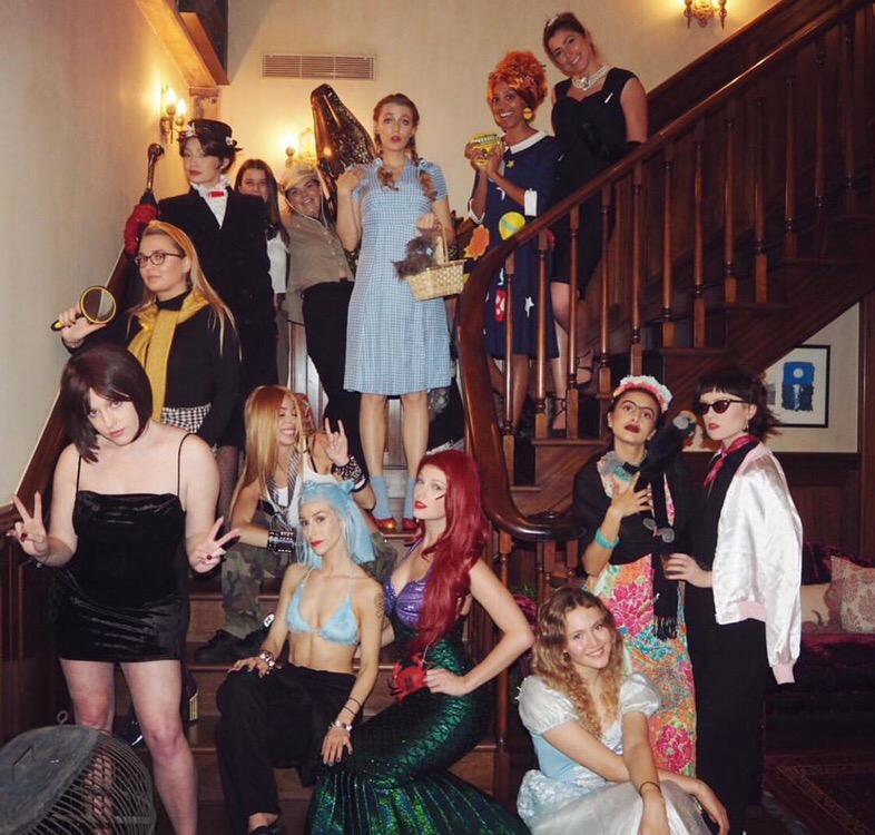 Гости Тейлор тоже решили пооригинальничать с костюмами.​Фото: Instagram
