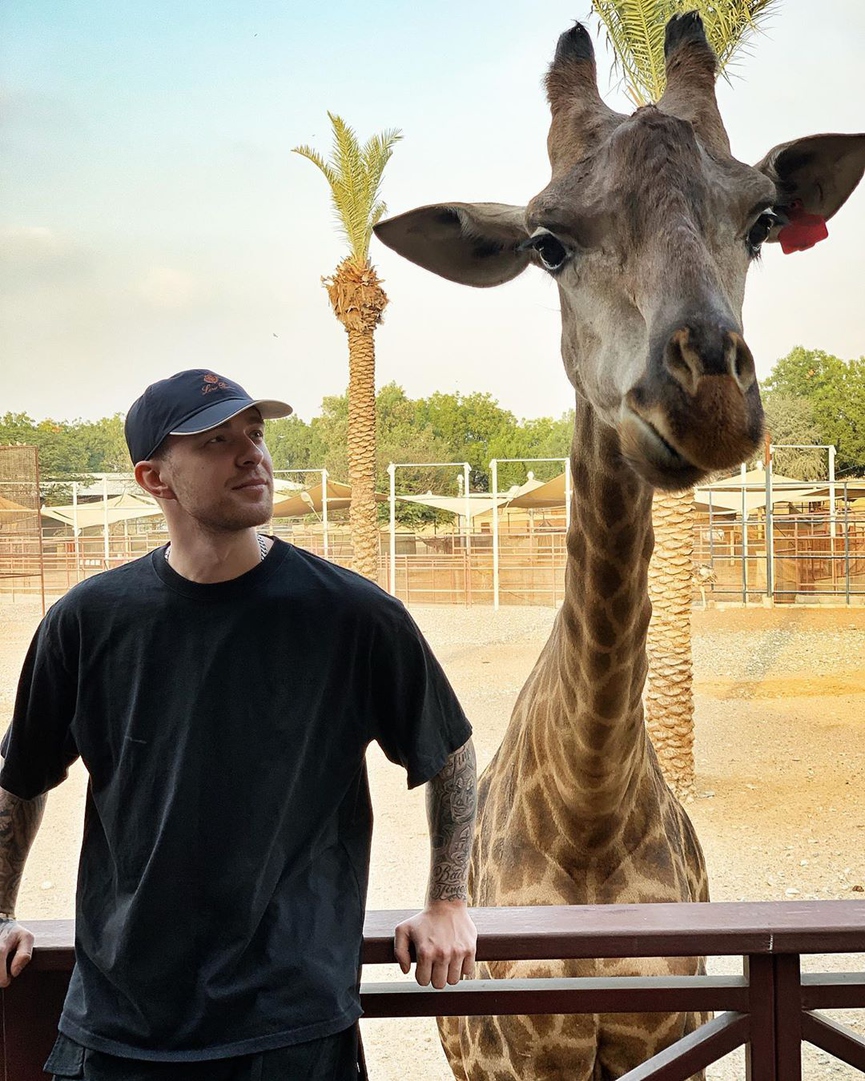 «Чем больше узнаю людей, тем больше нравятся... жирафы» - подписал фото Егор​Фото: Instagram