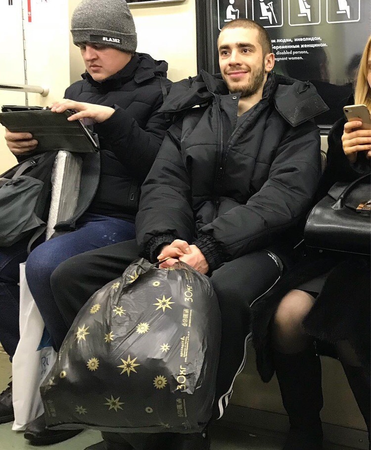И мчит в метро навстречу новым свершениям​Фото: Instagram