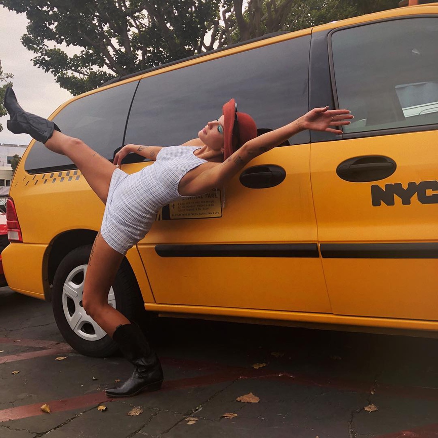«Эта храбрая машина преодолела путь от Нью-Йорка до Лос-Анджелеса», - пишет Холзи​Фото: Instagram
