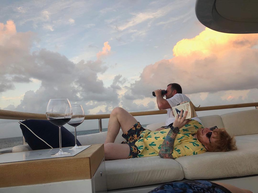 Эд предпочитает спокойный отдых с хорошей книжкой в рукахФото: Instagram