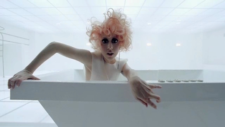 Кадр из клипа: Lady Gaga - «Bad Romance»