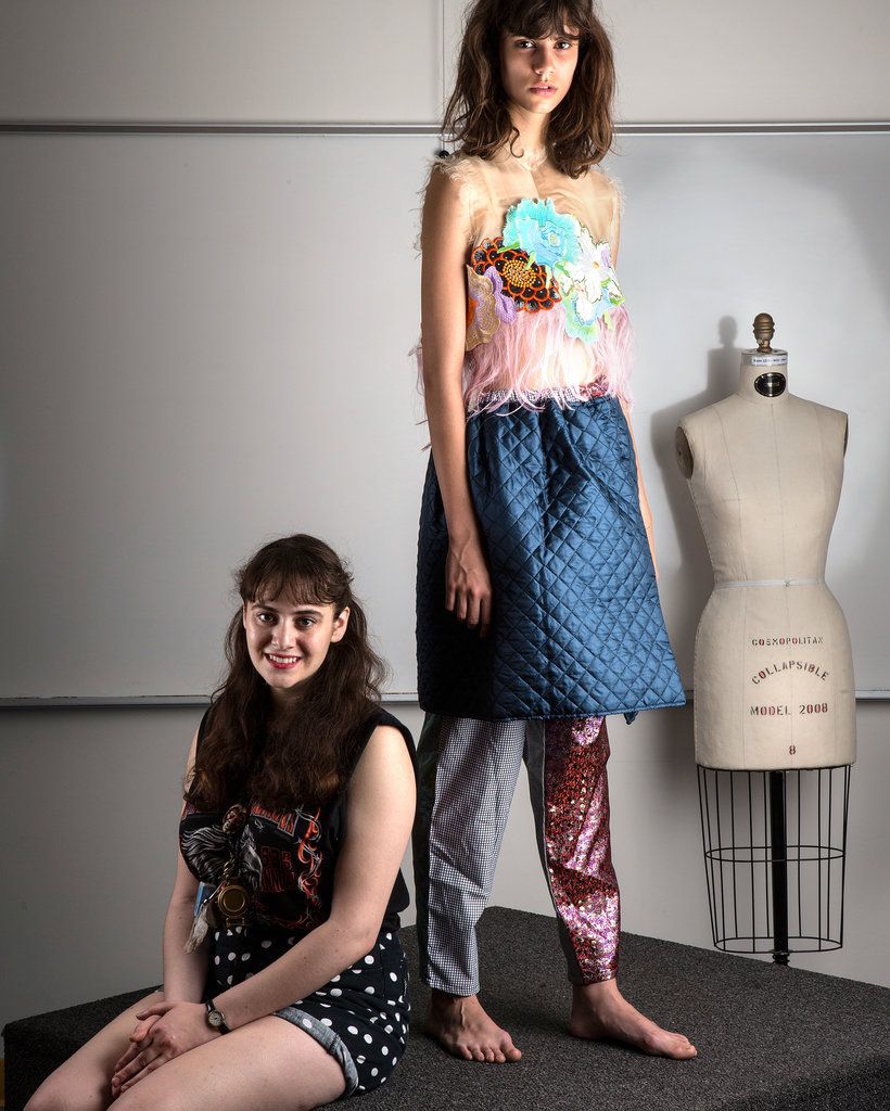 Мейзи Шлосс (слева) с моделью в одежде из её коллекцииФото: Pinterest