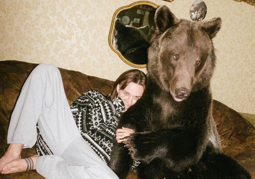 Томми Кэш с медведем​Фото: Instagram