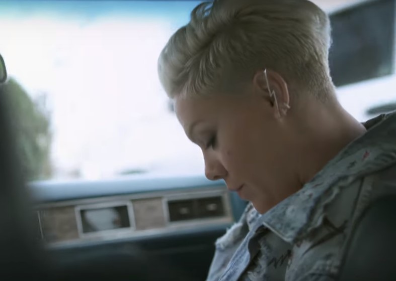 Кадр из клипа: Pink – «90 Days»