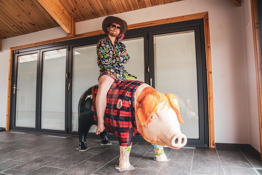 Эд Ширан верхом на свинке - такого мы ещё не видели​Фото: Instagram