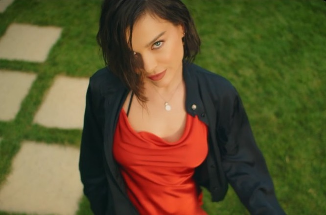 Кадр из клипа Елены Темниковой - «Душит ювелирка»