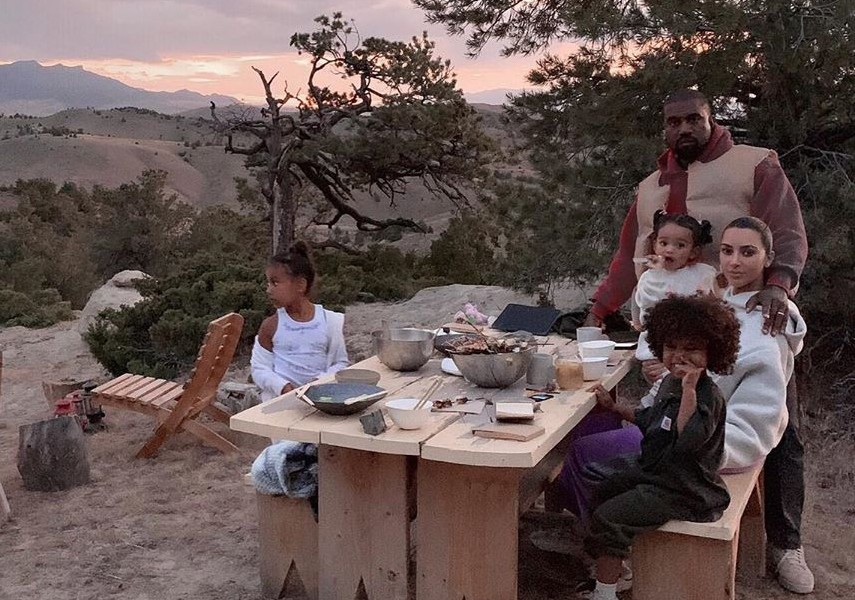Канье Уэст и Ким Кардашьян с детьми ​Фото: Instagram 