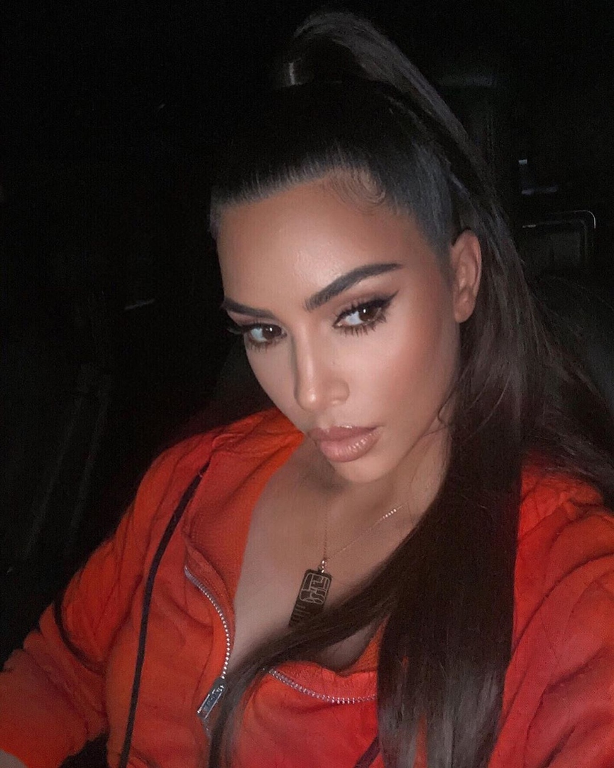 Ким Кардашьян с новым кулоном на шее​Фото: Instagram