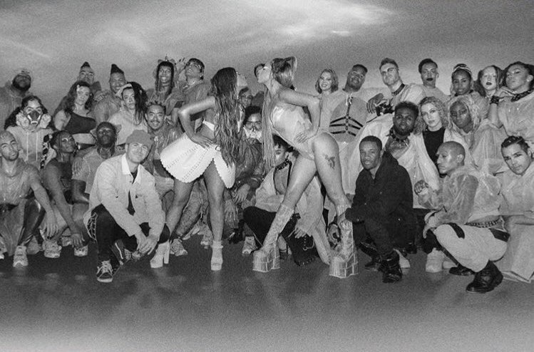 Леди Гага, Ариана Гранде и съёмочная команда​Фото: Instagram