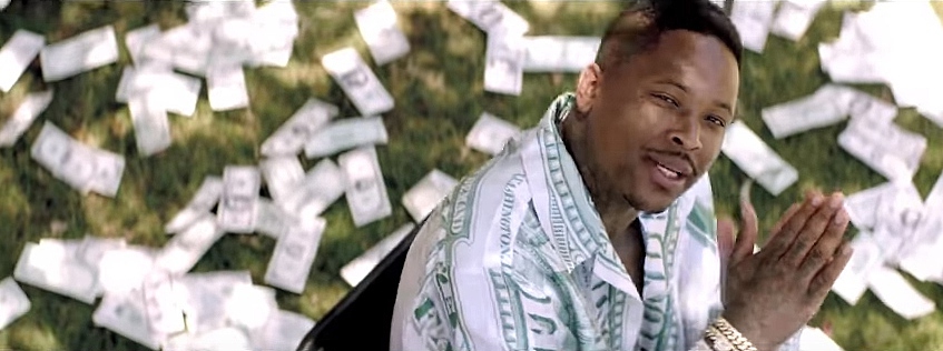Разбросанные доллары - обязательный атрибут песни про богатую жизнь​Фото: кадр из клипа