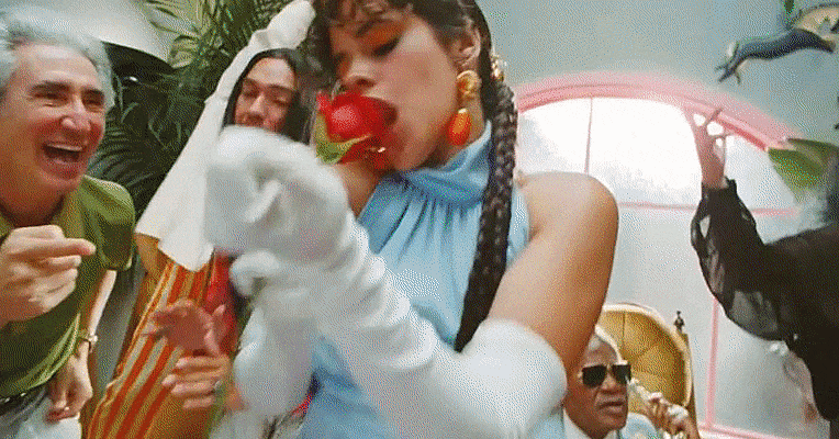 Камила Кабейо устраивает семейный карнавал в камбэк-видео «Don't Go Yet»