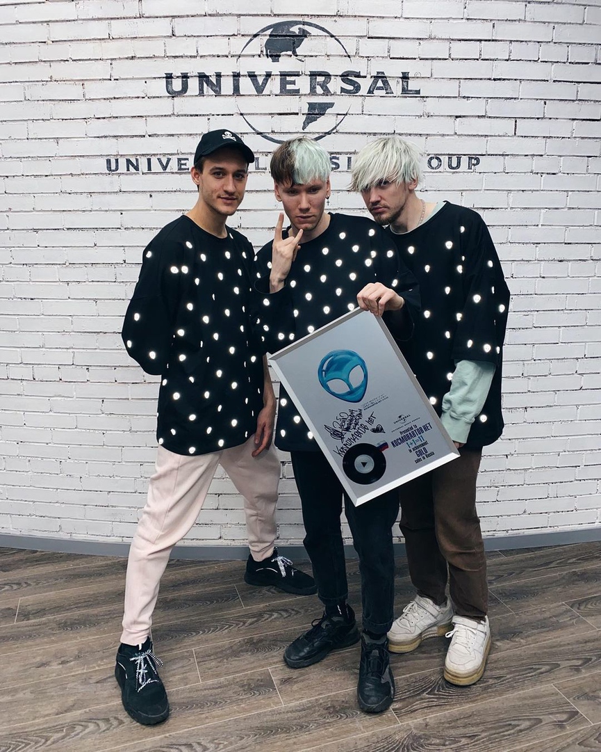 Группа с «золотым диском» в офисе Universal Music​Фото: VK