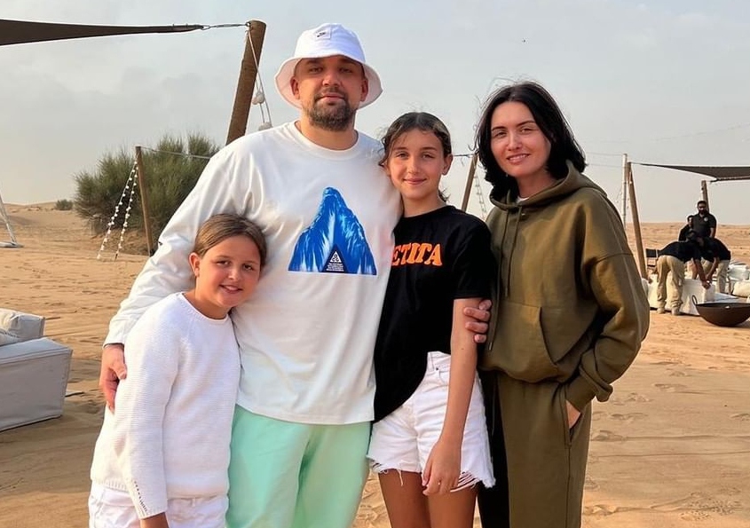 Баста с женой Еленой и дочерьми Василисой и Марией​Фото: соцсети